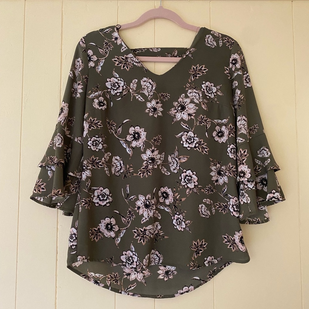 Women’s flowy floral green blouse